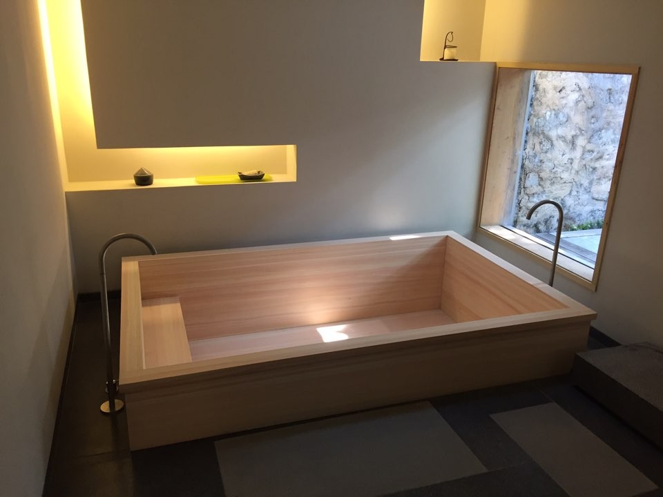 9. 설치완료<br>욕실에 설치가 완료된 대형 히노끼욕조입니다. 재질은 최고급이며 곧은결(마사메)입니다.