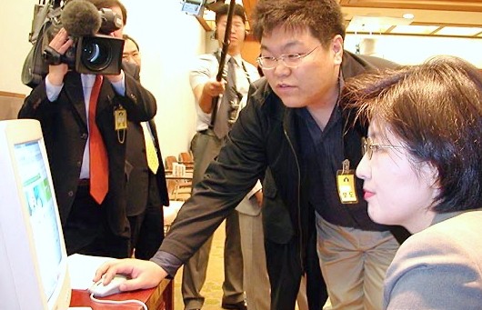 '노리추' 왕수용 대표가 박주현 국민참여수석에게 청와대 춘추관에서 리눅스 컴퓨터로 전자정부 홈페이지 이용을 설명하고 있다. ⓒ오마이뉴스