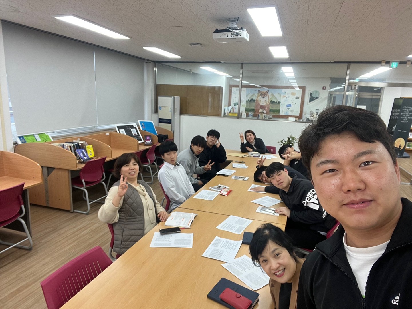 <2023학년도 4월 첫째주 신우회 선생님들과 1,2학년 친구들이 큐티 나눔 활동지로 함께 수요예배를 드리고 있는 모습>