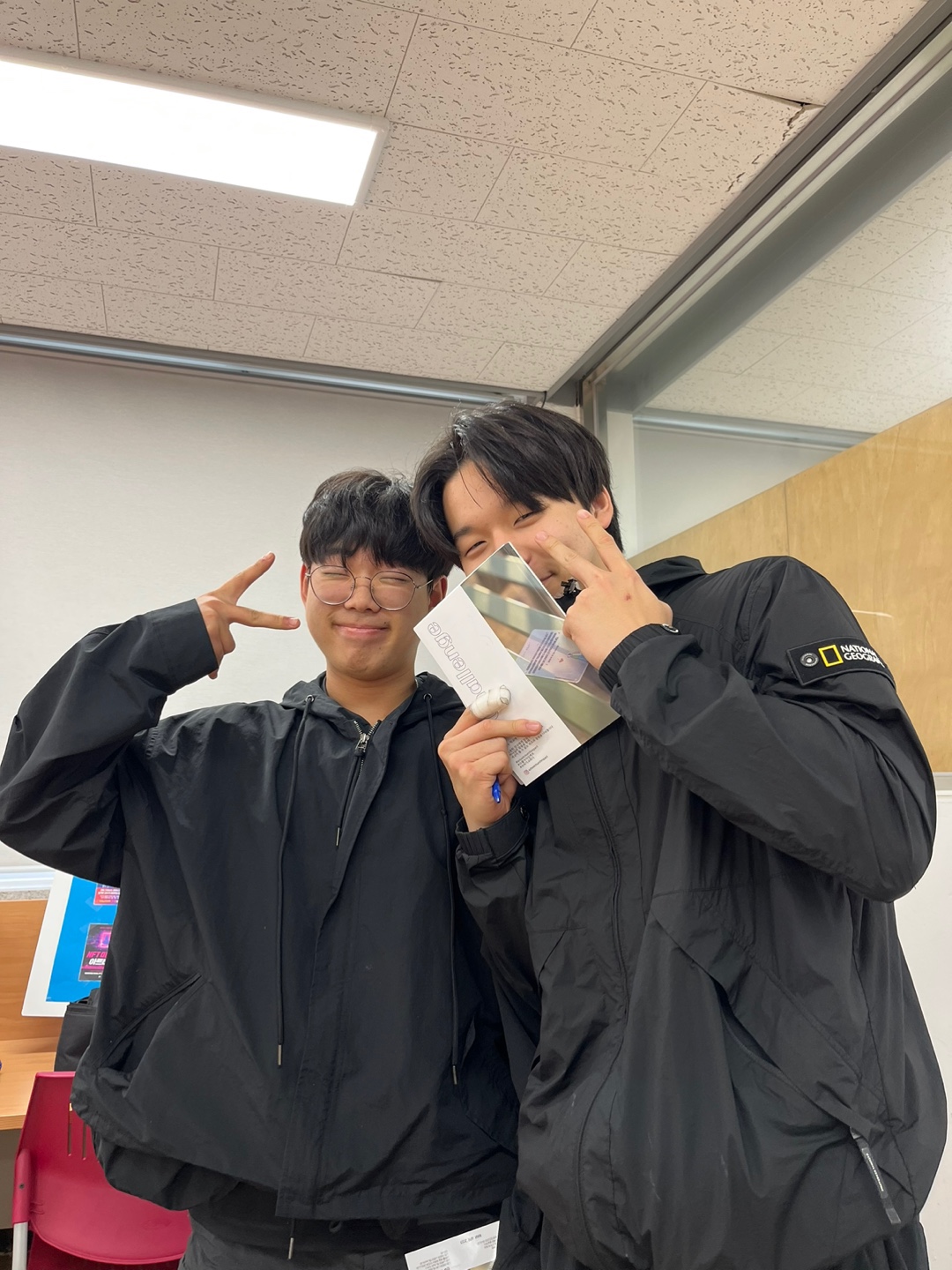 <친구들을 전도하면서 말씀 전하고 있는 2학년 리더 박시언 친구와  큐티책 받고 기뻐하는 2학년 김재우 친구>