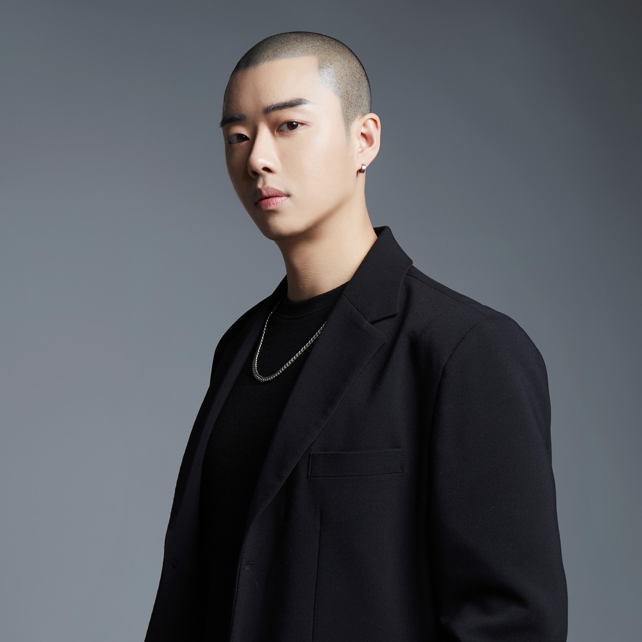 청담 직영점<br>Scalp Designer<br>LEON 원장<br><br>그레이시티 마케팅부장(현)<br>그레이시티 컴퍼니 본점 아카데미 데모 교육 강사(현)<br>그레이시티 광주 직영점 원장(역임)<br>그레이시티 부평 협업점 원장 역임<br>그레이시티 스칼프 SMP finisher(현)<br>ISO 운영위원장<br>SISA UNITED 정회원<br>K-art pair 운영위<br>K-art smp certificate<br>GRAYCITY bald head Design / <br>Scalp Micro Pigmentation 자격 수료<br>ISO 17024 프로페셔널 수상<br>타투이스트<br>중국 / 베트남 / 싱가폴 국제 타투 컨벤션