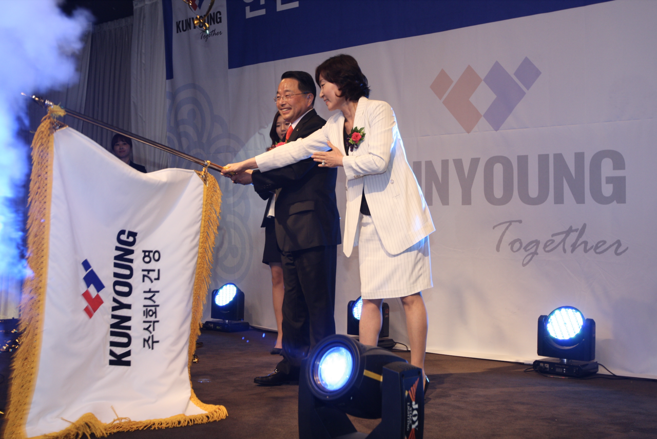 <div style="font-size: 18px; margin-top: 30px; color: #909090;">2015 비전선포식</div>