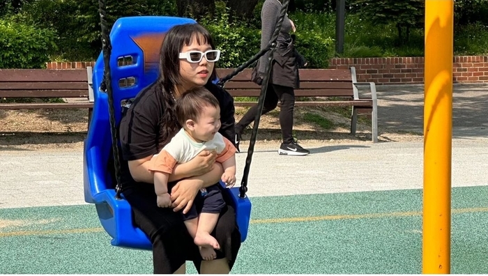 Comedian Hong Hyeon-hee, interior designer Jay-Won and son Ddongbyeol. Source | Hyunhee Hong Channel