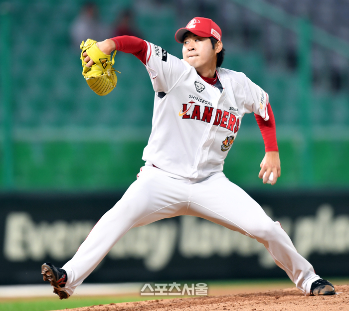 SSG Baek Seung-gun is struggling in the top of the 4th inning against KT in the 2023 KBO League held at SSG Landers Field in Incheon on the 2nd. literature | Reporter Kang Young-jo kanjo@sportsseoul.com