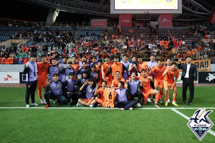 Jeju players are taking a group photo after winning against Incheon on the 10th. offer | Korea Professional Football Federation