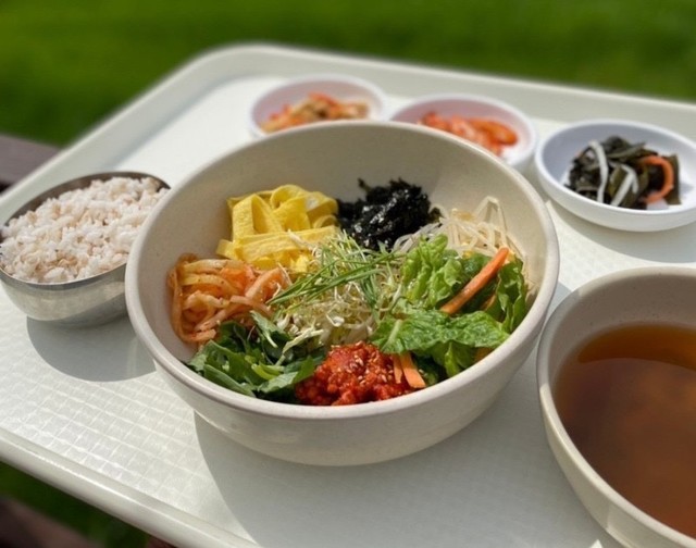 학원농장에서 수확한 보리 비빔밥