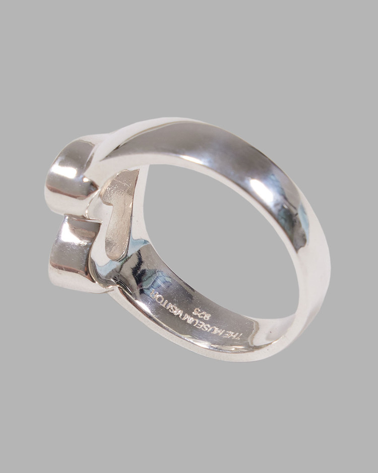 HEART OUTLINE SILVER RING : THE MUSEUM VISITOR