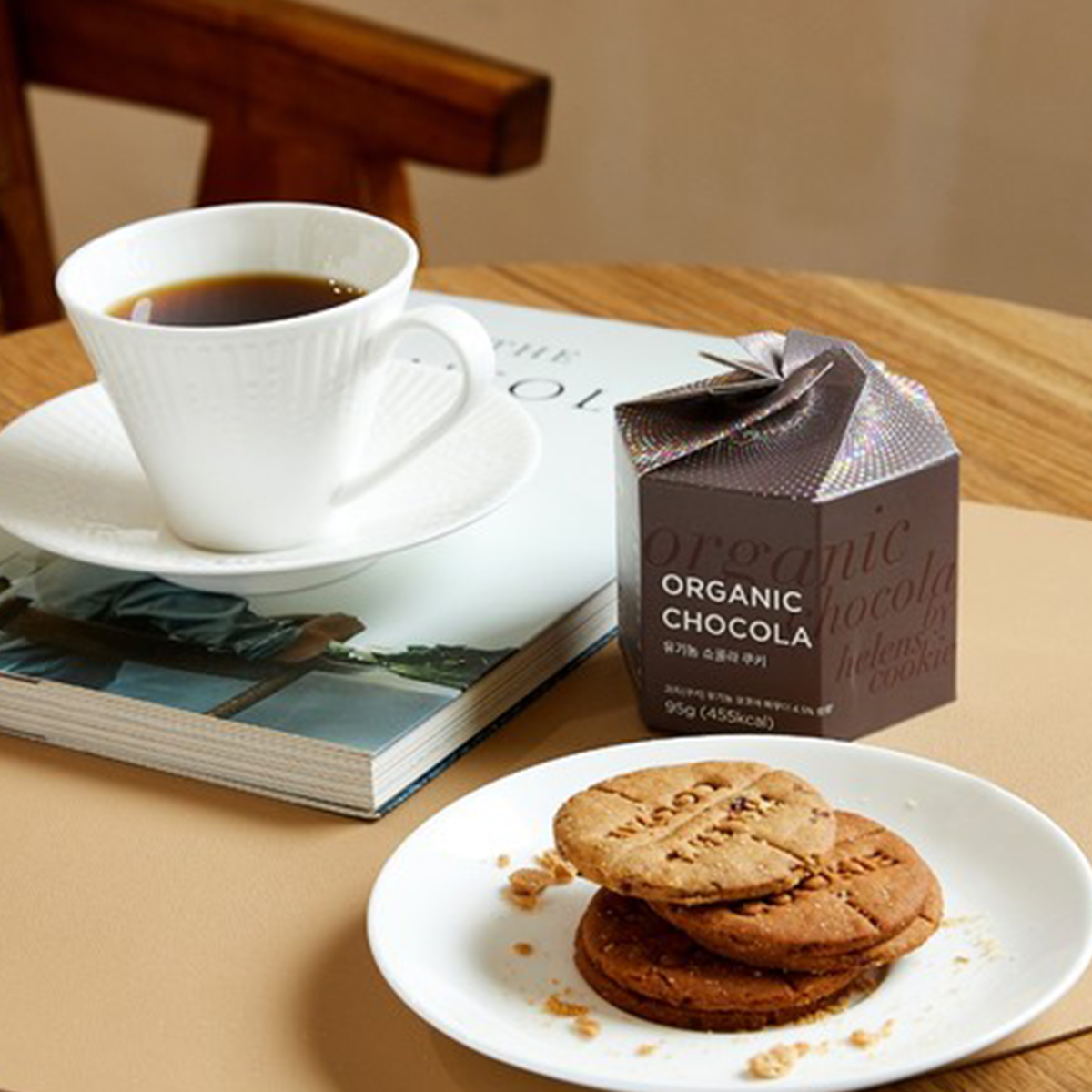 따뜻한 커피와 유기농 쇼콜라 쿠키
