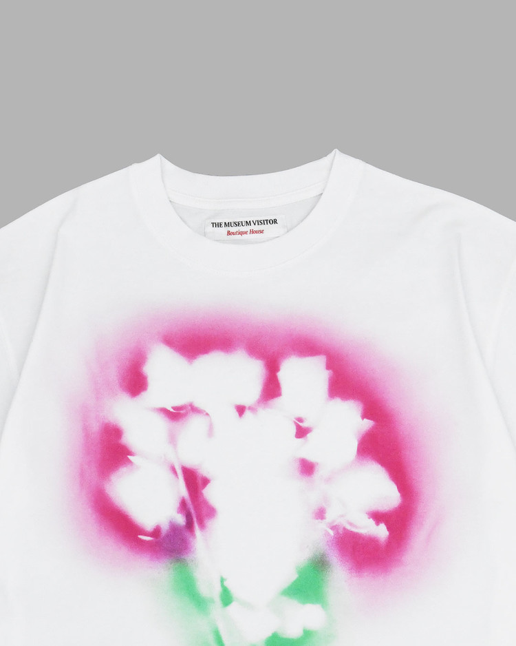 Tシャツ・カットソー THE MUSEUM VISITOR ROSE SPRAY PRINTED T-SHIRTS MY679 ROSE SPRAY PRINTED T-SHIRTS (WHITE) : THE MUSEUM VISITOR