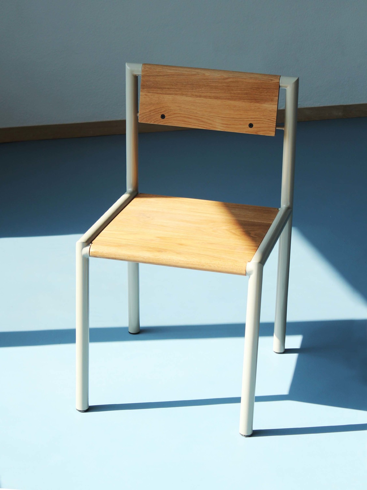 RESEMBLE CHAIR