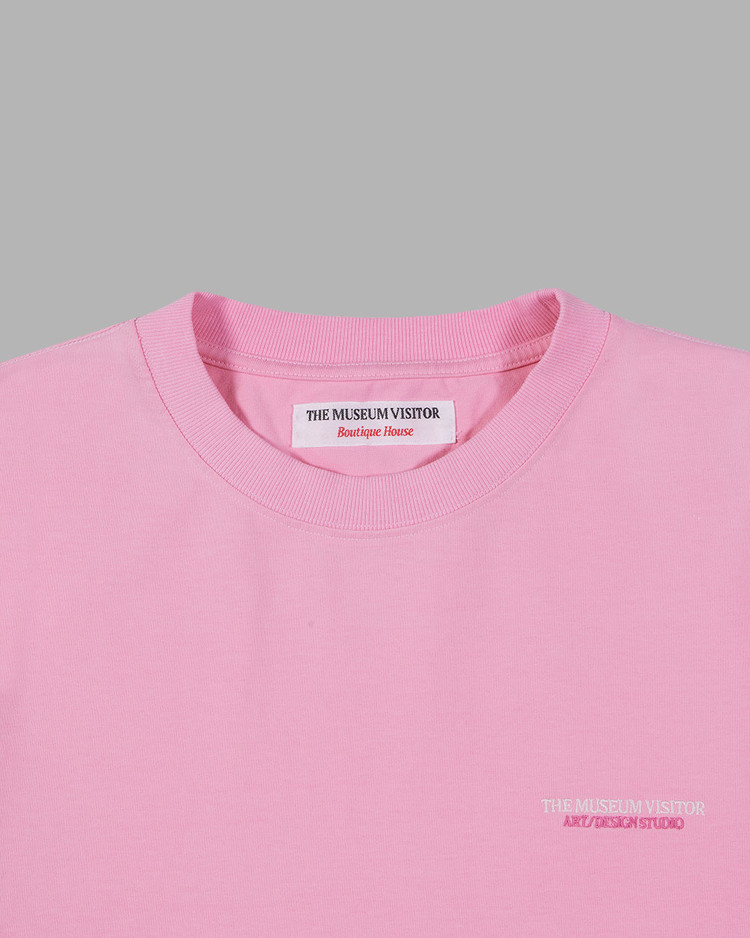 【ファッション通販】の商品をすべて : (PINK) T-SHIRTS WASHED SPRAY LOGO THE VISITOR MUSEUM トップス