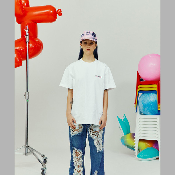 LOGO SPRAY WASHED T-SHIRTS (WHITE) : THE MUSEUM VISITOR