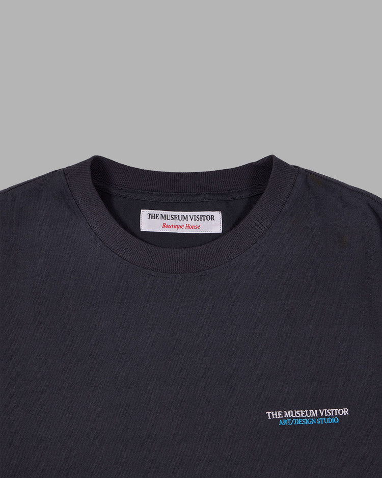 LOGO SPRAY WASHED T-SHIRTS (CHARCOAL) : THE MUSEUM VISITOR