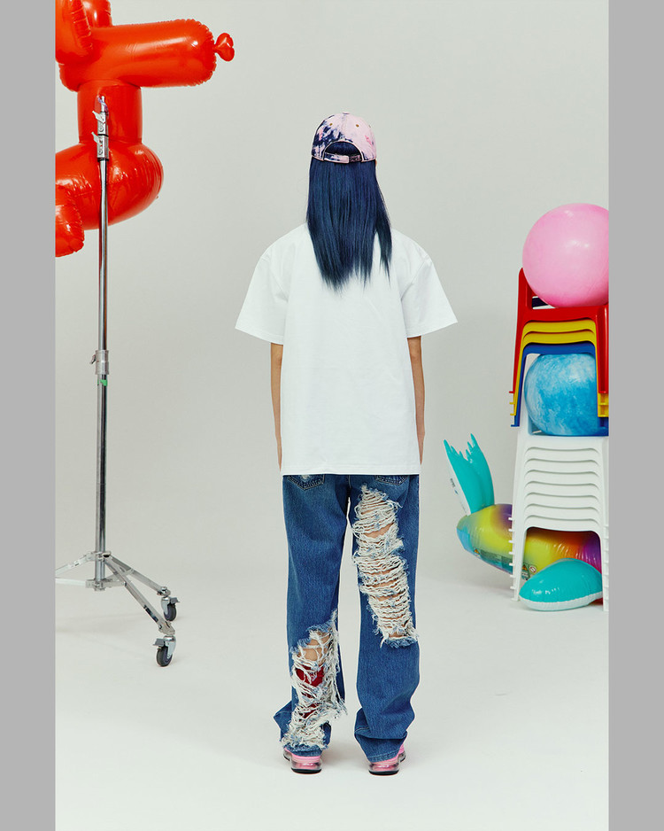 LOGO SPRAY WASHED T-SHIRTS (WHITE) : THE MUSEUM VISITOR