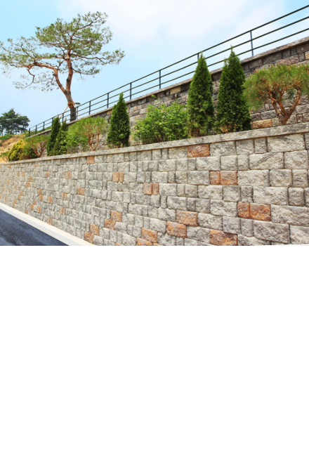 <div style="padding:0 20px 24px 30px;color:#292c53; letter-spacing:-1px;">  <div style="font-size:32px; font-weight:600; padding-bottom:18px;">하이랜드 스톤</div>  <div style="font-size:20px; font-weight:500; line-height: 30px;padding-bottom:18px; ">  견고하고 안정적이며 감각적인 블록<br> 색감과 형태를 놓치지 않은 부드러운 이미지로<br> 고풍스러운 경관/옹벽 연출이 가능합니다.</div>  <div style="padding: 10px 16px;border-radius:10px;background-color: #8f90a9;font-size: 16px;font-weight:400;color:#fff;display: block;width: 110px;text-align: center;"> 자세히 보기</div> </div>