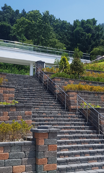 <div style="letter-spacing:-1px; "> <div style=" font-size:36px; color:#fff; font-weight:600; padding-bottom:14px;">돌담 블록</div> <div style="width:110px; height:40px; font-size:16px; color:#fff; font-weight:500; letter-spacing: -1px; border:1px solid #fff; border-radius:10px; padding: 10px 10px 10px 10px; margin:0 auto;">자세히 보기</div> </div>