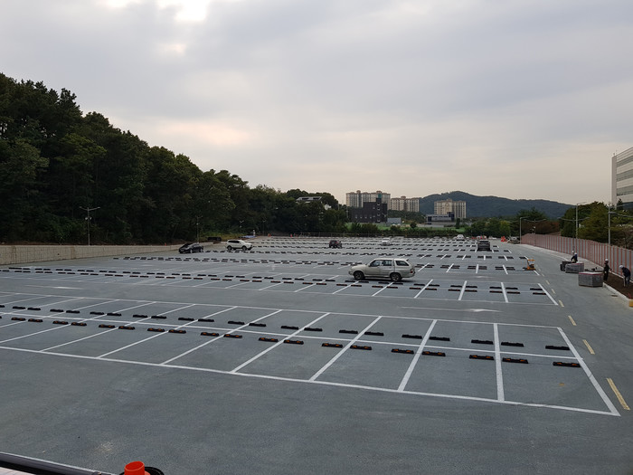<div style="padding-bottom:90px; letter-spacing:-1px; "> <div style=" font-size:36px; color:#fff; font-weight:600; padding-bottom:14px;">토목</div> <div style="width:110px; height:40px; font-size:16px; color:#fff; font-weight:500; letter-spacing: -1px; border:1px solid #fff; border-radius:10px; padding: 10px 10px 10px 10px; margin:0 auto;">자세히 보기</div> </div>