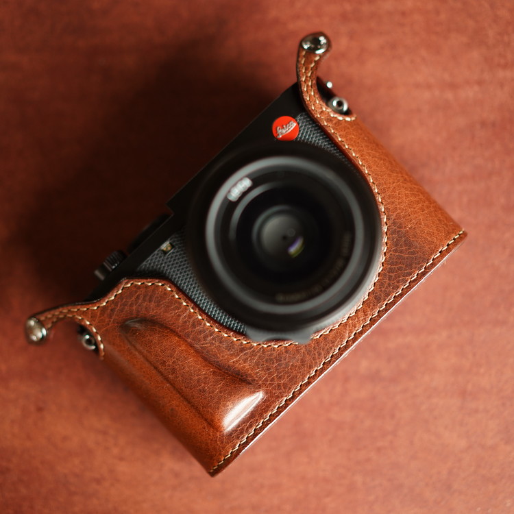 Leica Q3 half case (Type 2) snap fixed / Battery & SD card door access :  LEICA CASES & STRAPS by handcraft - Arte di mano