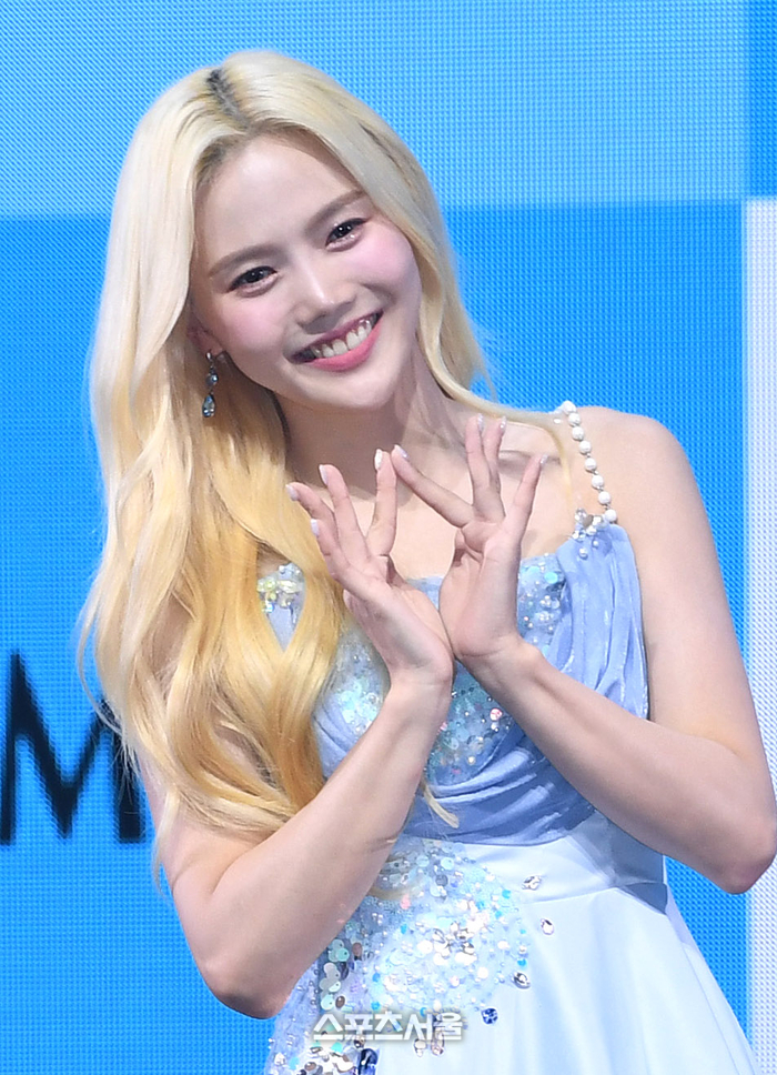 Oh My Girl's Hyojung poses for reporters at the media showcase commemorating the release of her ninth mini album 'Golden Hourglass' held at Yes24 Live Hall in Gwangjin-gu, Seoul on the afternoon of the 24th. Reporter Park Jin-up