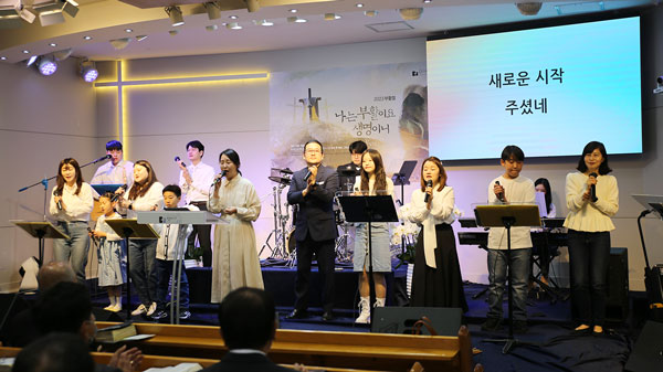 <h6 style="line-height: 1;"><strong><span style="font-size: 18px; color: rgb(255, 255, 255);">예배안내</span></strong></h6>