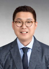 전시운영위원장 김명겸