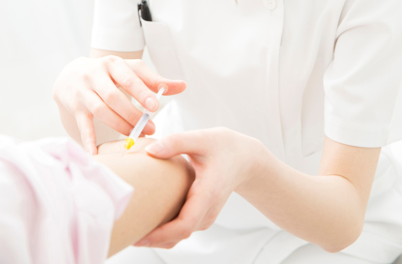 <p style="padding:20px 0px 0px 15px; text-align: left;"><span style="font-size: 26px; font-family: Pretendard, Roboto, 맑은고딕;"><span style="letter-spacing: -1px; color: rgb(43, 43, 43);"><strong>봉침치료</strong></span></span></p>      <p style="padding:0px 0px 10px 15px; text-align: left; font-size: 20px; font-family: Pretendard, Roboto, 맑은고딕;">염증반응을 경감시켜<br>통증을 조절하는 봉침 치료</p>