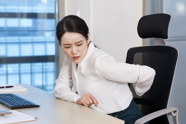 잘못된 자세로<br>장시간 있는 경우