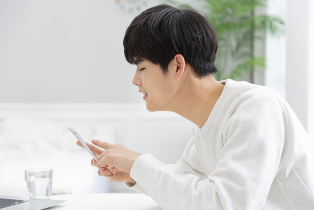 <p style="padding:10px 0px 0px 0px; font-size: 20px; color: rgb(162, 83, 199);"><strong>스마트폰</strong><span style="padding:10px 0px 0px 0px; font-size: 20px; color: rgb(0, 0, 0);">을 장시간<br>내려다보는 습관</span></p>