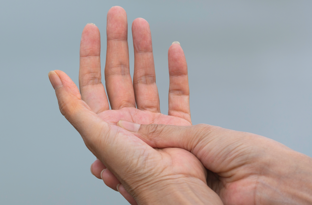 <span style="font-size: 22px;"><strong>손을쥐고 펴는 등<br>반복적인 동작을 지속하는 경우<strong></span> 