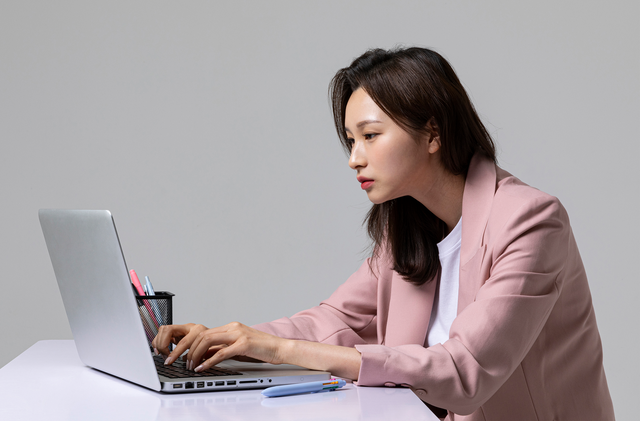 <p style="padding:10px 0px 0px 0px; font-size: 20px; color: rgb(162, 83, 199);"><strong>장시간 앉아 있을 때&nbsp;</strong><span style="font-size: 20px; padding:10px 0px 0px 0px; color: rgb(0, 0, 0);">머리와<br>목을 앞으로 내미는 습관</span>