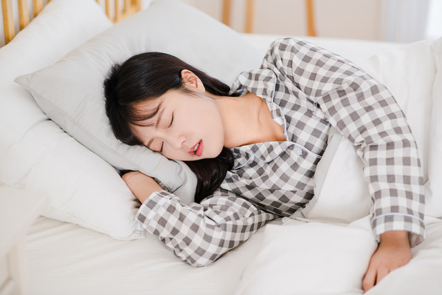 <span style="font-size: 22px;"><strong>옆으로 누워 자는 자세<strong></span> 