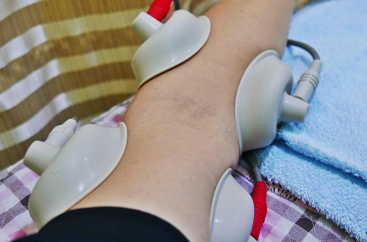 <p style="padding:20px 0px 0px 15px; text-align: left;"><span style="font-size: 26px; font-family: Pretendard, Roboto, 맑은고딕;"><span style="letter-spacing: -1px; color: rgb(43, 43, 43);"><strong>물리 치료</strong></span></span></p>      <p style="padding:0px 0px 10px 15px; text-align: left; font-size: 20px; font-family: Pretendard, Roboto, 맑은고딕;">근막이완, 근육 뭉침 해소</p>