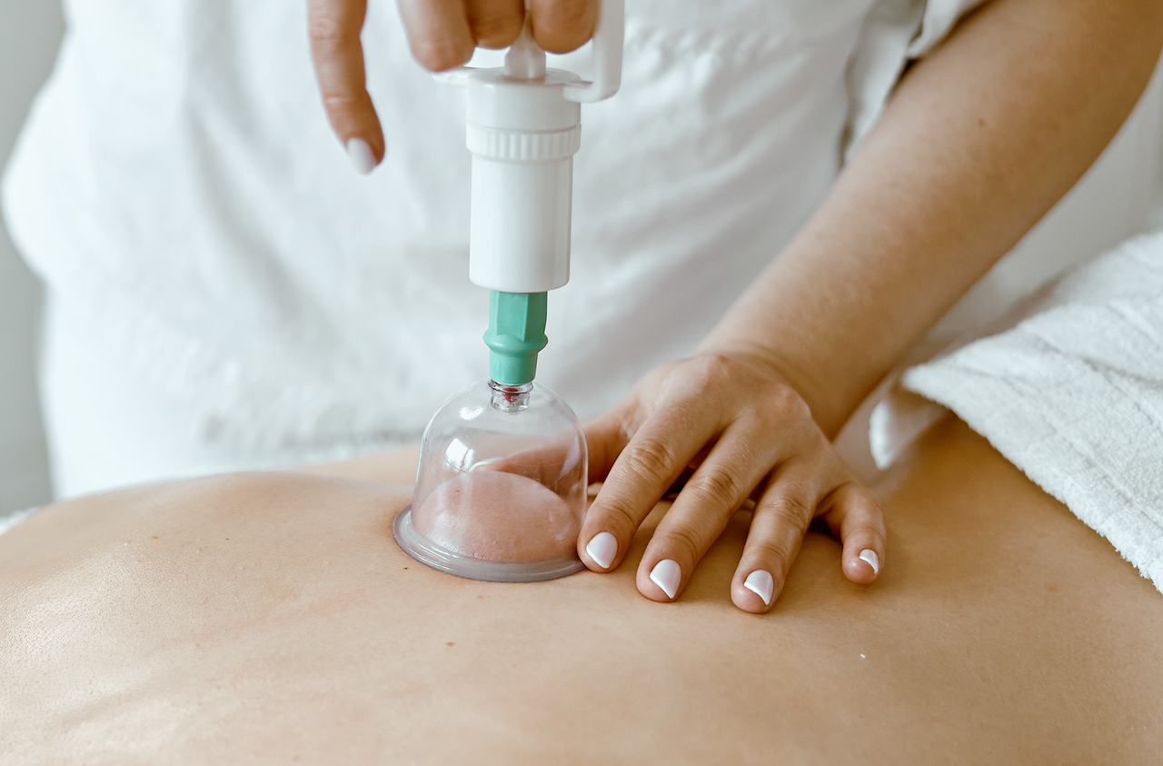 <p style="padding:20px 0px 0px 15px; text-align: left;"><span style="font-size: 26px; font-family: Pretendard, Roboto, 맑은고딕;"><span style="letter-spacing: -1px; color: rgb(43, 43, 43);"><strong>부항 치료</strong></span></span></p>      <p style="padding:0px 0px 10px 15px; text-align: left; font-size: 20px; font-family: Pretendard, Roboto, 맑은고딕;">음압을 이용하여 근육을 이완시키거나 손상으로 인한 울혈이나 부종이 있는 경우 이를 제거하여 관절의 가동범위를  증가시키고 통증을 경감시킵니다.</p>