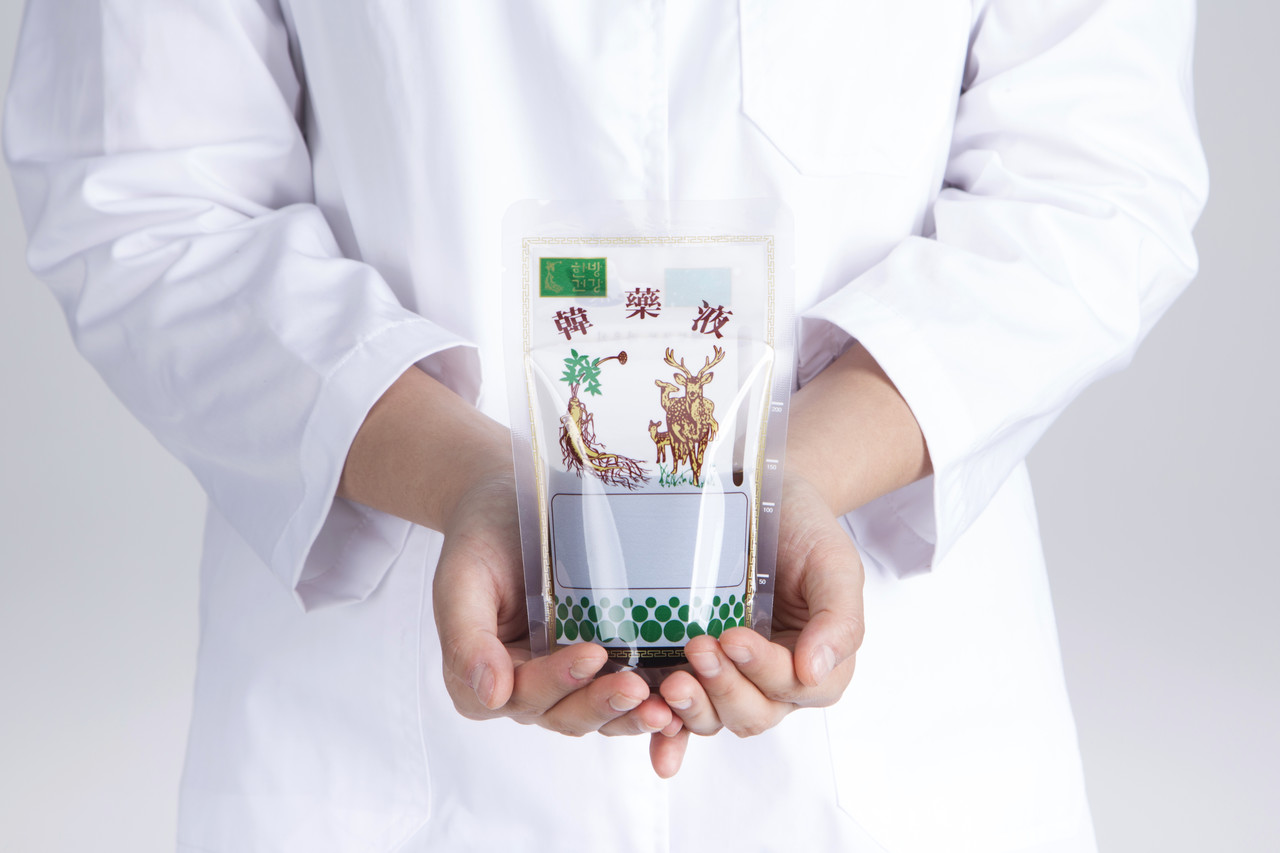 <p style="padding:20px 0px 0px 15px; text-align: left;"><span style="font-size: 26px; font-family: Pretendard, Roboto, 맑은고딕;"><span style="letter-spacing: -1px; color: rgb(43, 43, 43);"><strong>한약 치료</strong></span></span></p>      <p style="padding:0px 0px 10px 15px; text-align: left; font-size: 20px; font-family: Pretendard, Roboto, 맑은고딕;">사고 충격으로 인해 손상된 근육과 인대의 회복을 돕고 손상 부위의 혈액순환을 개선</p>