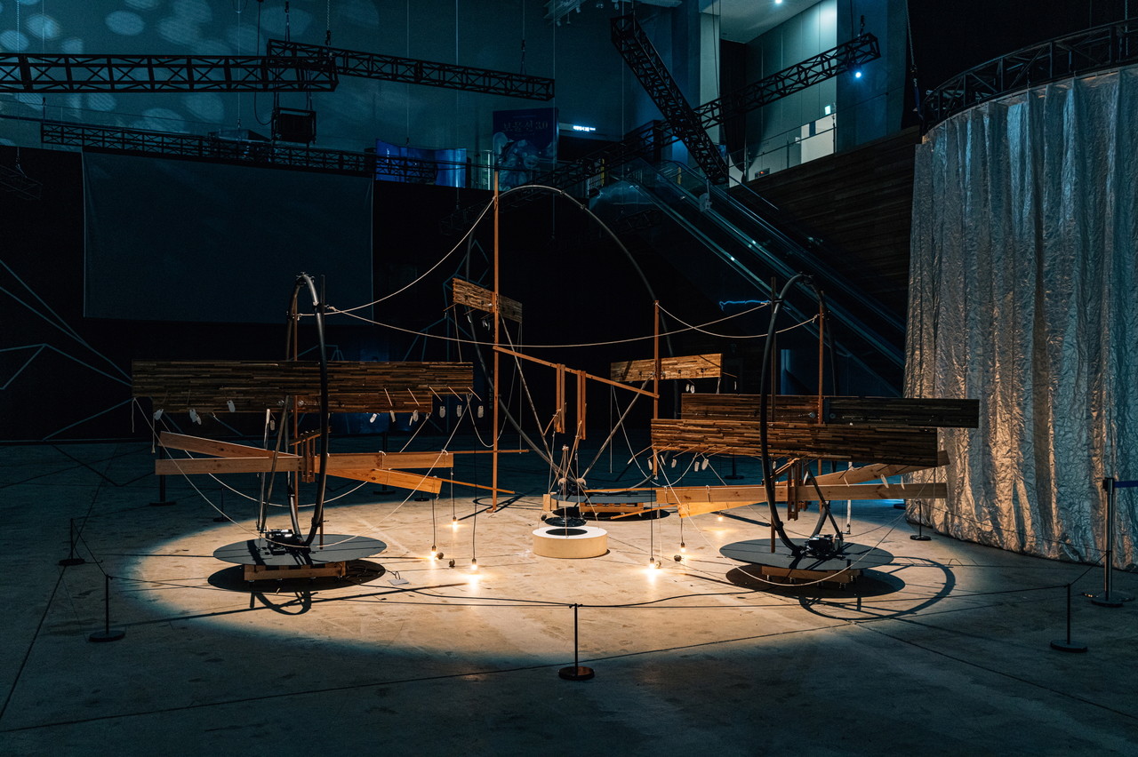 우리는 어제를 힘껏 안고 좁게 앉아 익숙한 방향을 바라보았다