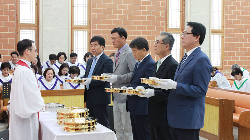 <h6 style="line-height: 1;"><strong><span style="font-size: 18px; color: rgb(255, 255, 255);">예배안내</span></strong></h6>