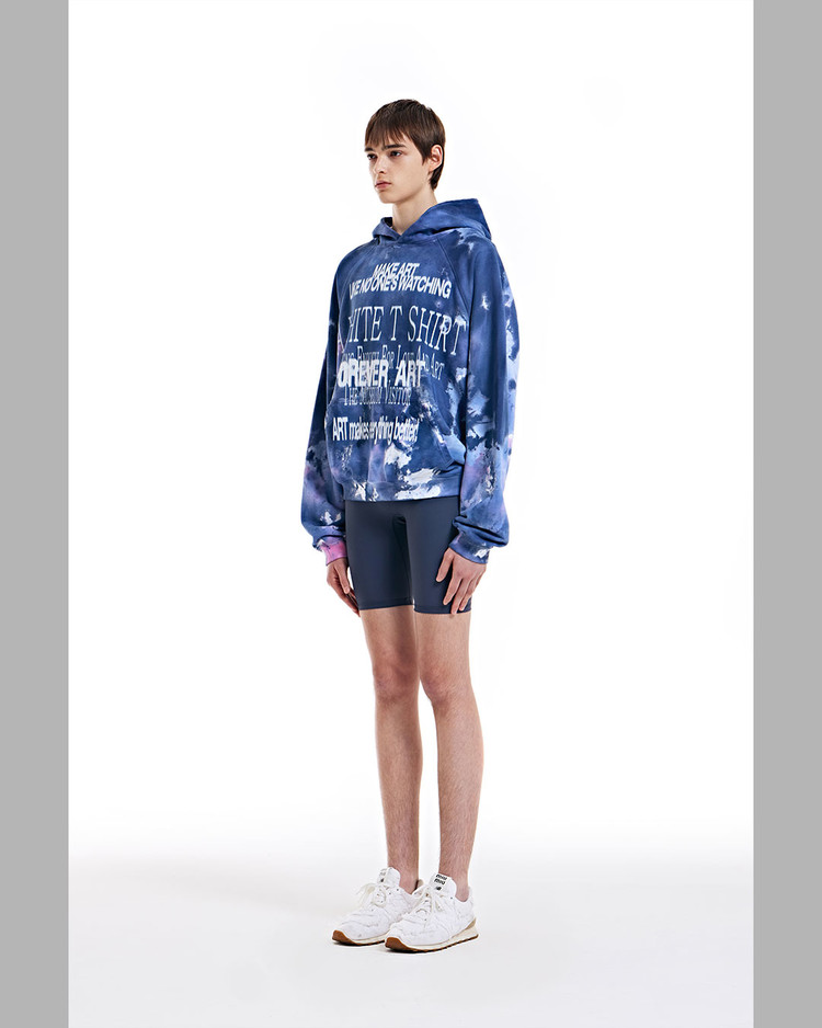 パーカー・フーディ THE MUSEUM VISITOR LETTERING PRINTED TIE DYEING HOODY NAVY 1 LETTERING PRINTED TIE DYEING HOODY (NAVY) : THE MUSEUM VISITOR