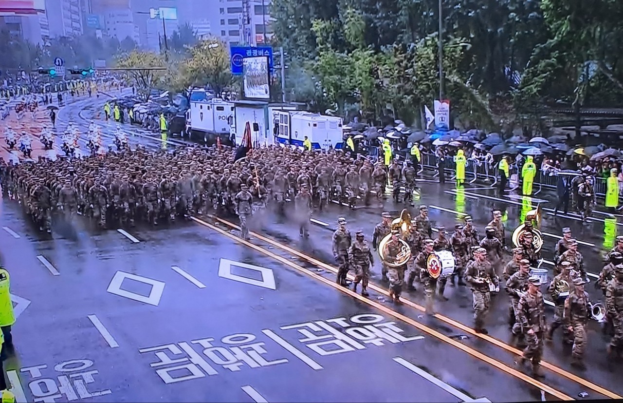 국군의 날 시가행진에 주한미군 300여 명이 참가해 한미동맹의 굳건함 강조