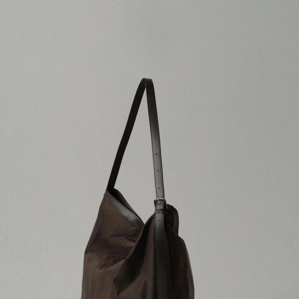 韓国商品/AUBOUR trimming bag(男女共用) 5차 재입고] trimming bag (brown) : AUBOUR - 아우브아워