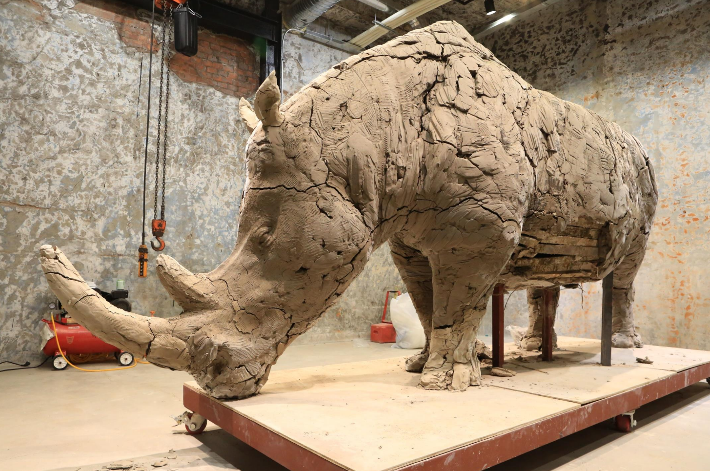 Interactive raw thing– 3 Rhino , 600x200x170cm,갤러리 안에서 흙 조형, 2022