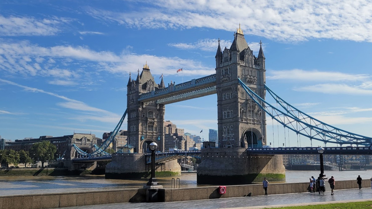 <h4 style="text-align: center;"><span style="color: rgb(255, 255, 255); font-size: 36px;"><strong><span style="letter-spacing: 2px;">LONDON</span></strong></span></h4>  <h4 style="text-align: center;"><span style="color: rgb(255, 255, 255); font-size: 48px;">런던</span></h4>