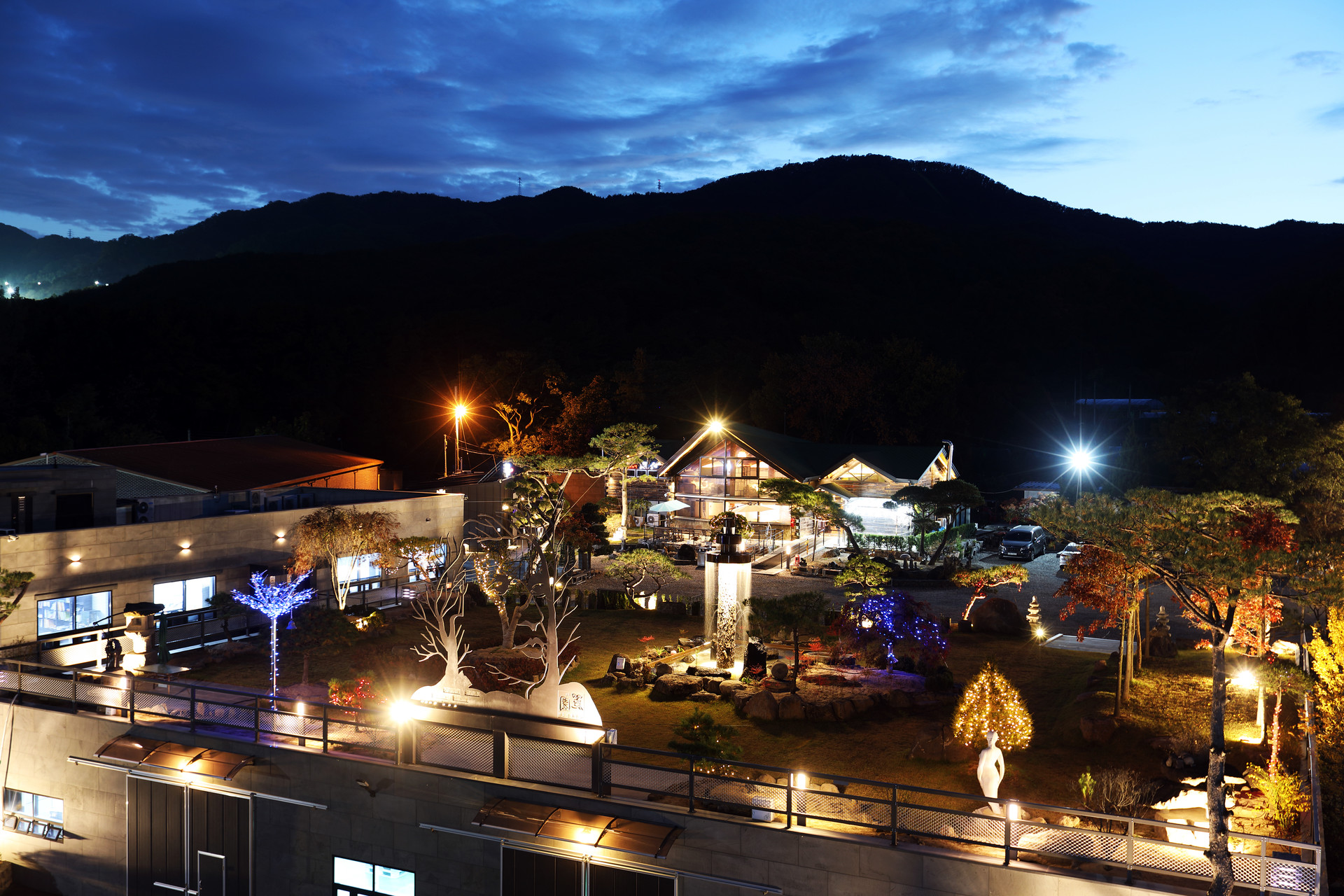 <div style="padding:55px 50px;">  	<p style="line-height: 1; text-align: right;"><span style="font-size: 40px; letter-spacing: -1px; font-weight: 300; color: rgb(255, 255, 255);">식객이 머무는 곳 </span></p>  	 <p style="line-height: 1; text-align: right;"><span style="color: rgb(255, 255, 255);"><span style="font-size: 40px;"><strong><span style="letter-spacing: -1px;">Ryeo won' Beautiful Garden </span></strong></span></span></p>  	 <p style="line-height: 1; padding-top: 10px; text-align: right;"><span style="color: rgb(255, 255, 255);"><span style="font-size: 16px; font-weight:300; letter-spacing: -0.5px;">This is 'Ryeowon Beautiful Garden</span></span></p>  <p style="line-height: 1; text-align: right;"><span style="font-size: 16px; color: rgb(255, 255, 255); font-weight:300; letter-spacing: -0.5px;">포천에 위치한 아름다운 정원 <span style="font-size: 16px; color: rgb(255, 255, 255); font-weight:300; letter-spacing: -0.5px;">이곳은 '려원' 입니다.</span></p> </div>