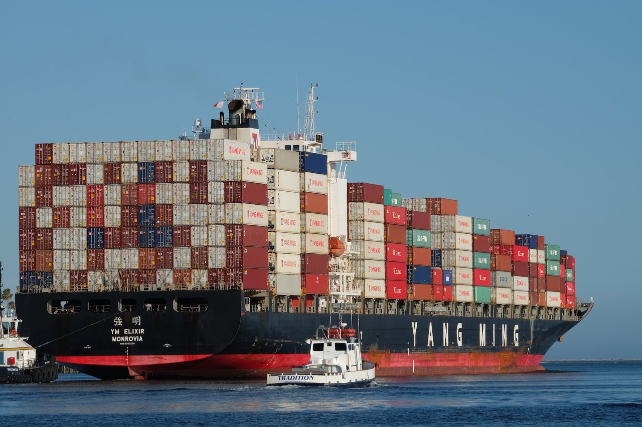 <strong>OCEAN FREIGHT</strong><br><br><br><span style="color: rgb(234, 234, 234);"><span style="font-size: 20px;"> Experince our various services for your any types of cargo<br> such as LCL/FCL/Bulk & etc, we provide optimal service<br> Flexible logistics solution, Professional, Multimodual logistics service, Stable & sustainable transportation schedule<br></br></span>