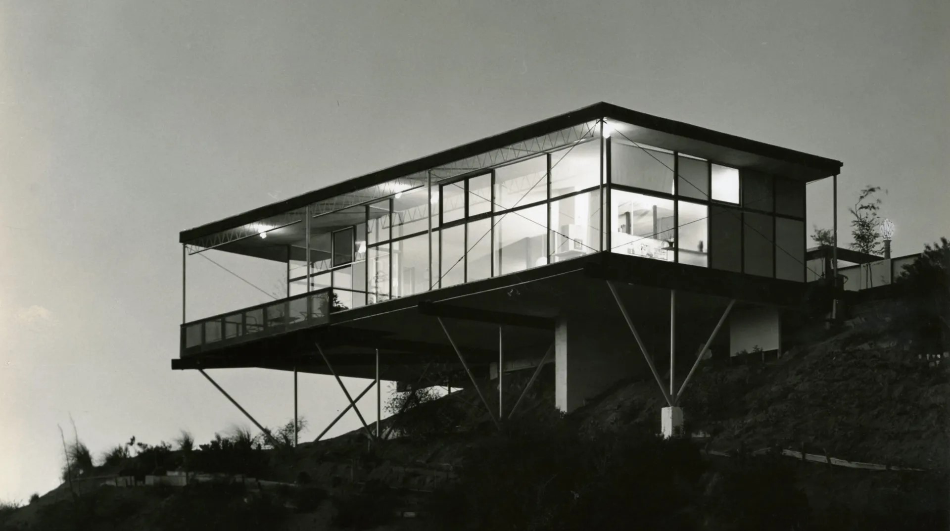 Exterior, 9376 Claircrest Drive, Beverly Hills, California, 1956-57. Designed by Greta M. Grossman. Photograph by John Hartley.