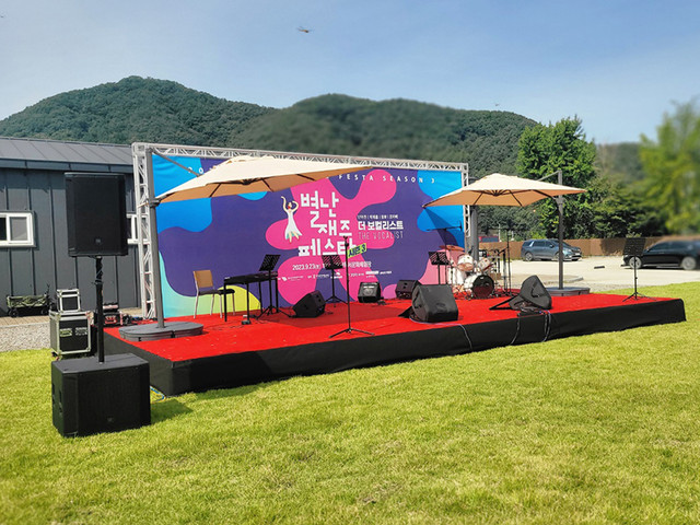 무대바닥 + 백월(현수막)