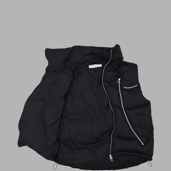 CURVED ZIPPER PUFFER DOWN VEST (BLACK) : THE MUSEUM VISITOR