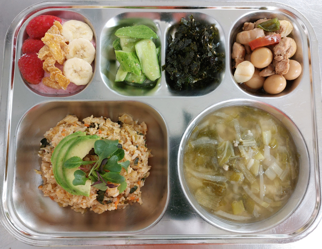 식판에 담겨있는 한국의 급식 사진