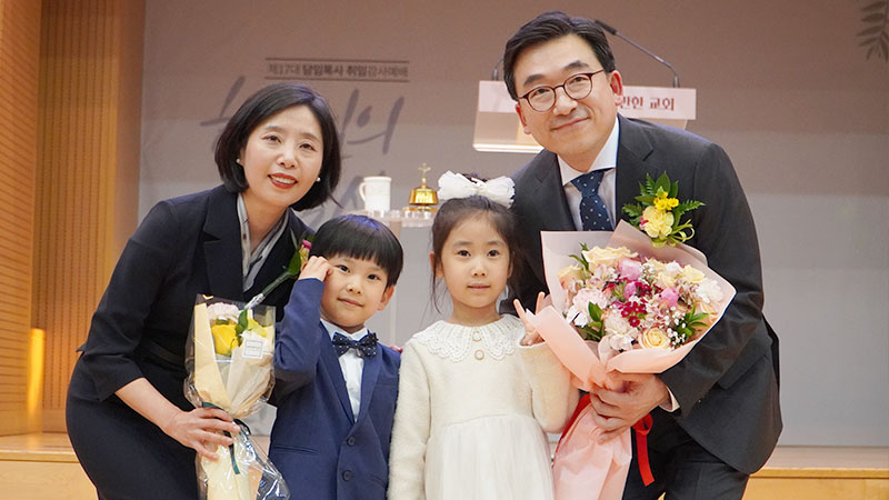 <h6 style="line-height: 1;"><strong><span style="font-size: 18px; color: rgb(255, 255, 255);">환영인사</span></strong></h6>