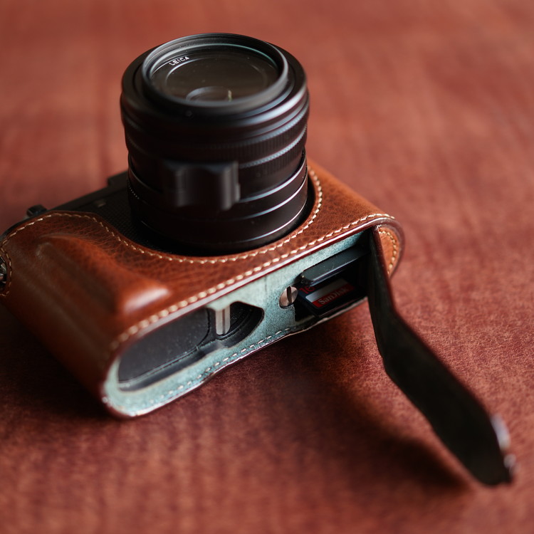 Leica Q3 half case (Type 1-SD) / battery & SD card access door