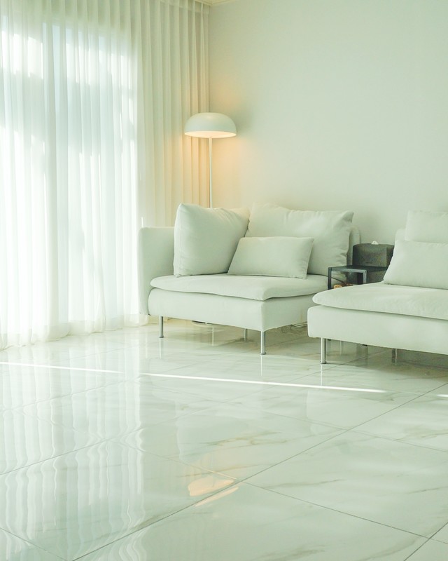 <p style="text-align:left; font-size:16px; margin-top:26px;">LIVINGROOM<br><span style="color:#666;")LIVING ROOM</span></p>